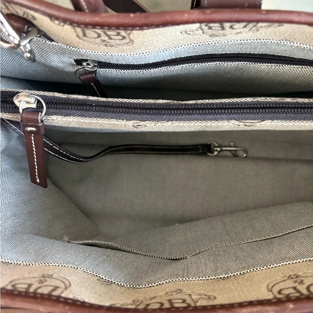 🤎🤎DOONEY & BOURKE VINTAGE SIGNATURE TAN CANVAS AND BROWN LEATHER TOTE!🤎🤎